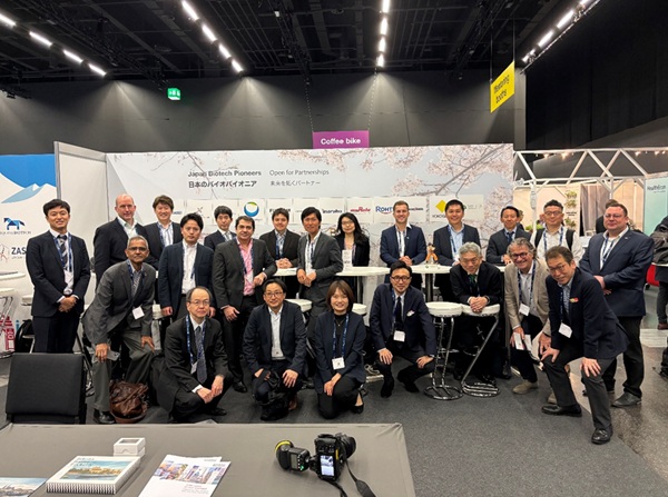 写真　スイス・バイオテック・デー2025の日本ブースと参加企業（スイス・ビジネスハブ・ジャパン提供）