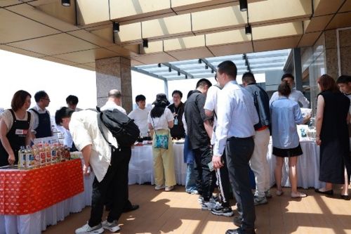写真　イベントの試食と商談（ジェトロ撮影）