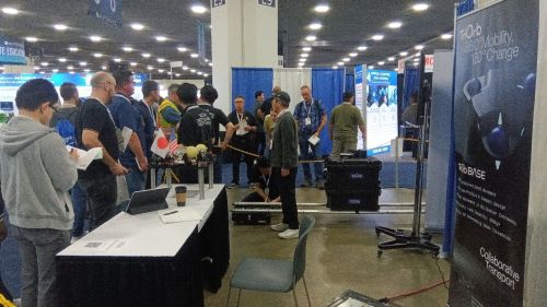 写真　製造業界等関係者がトライオーブの出展ブースを訪れる様子（ジェトロ撮影）