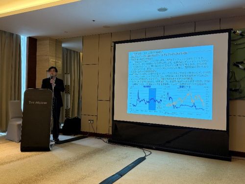 写真　鈴木貴元氏の講演の様子（ジェトロ撮影）