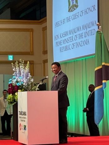 写真　スピーチするマジャリワ・カシム・マジャリワ首相（ジェトロ撮影）