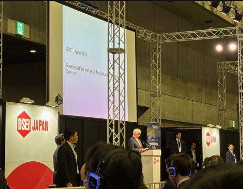 写真　中谷防衛相による基調講演（ジェトロ撮影）