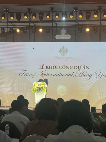 写真　式典で登壇したチン首相（ジェトロ撮影）