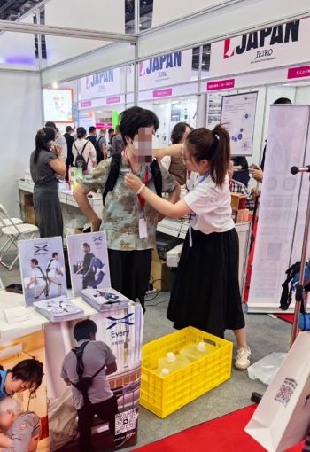 写真　展示品を体験する来場者（ジェトロ撮影）