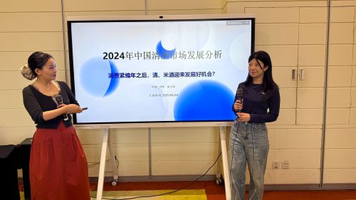 写真　2025年中国清酒市場発展セミナー講師の周卉総経理（左）と富充記者（右）（ジェトロ撮影）