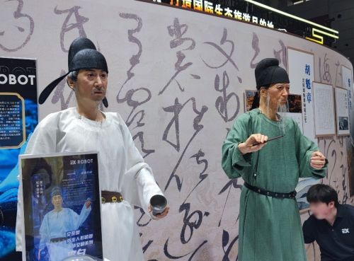 写真　古代中国の詩人李白と杜甫をモデルとする人型ロボット（ジェトロ撮影）