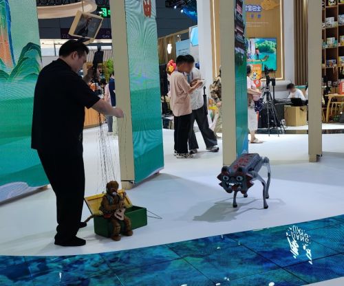 写真　犬型ロボットと中国の伝統人形劇「傀儡戯」のコラボレーション（ジェトロ撮影）