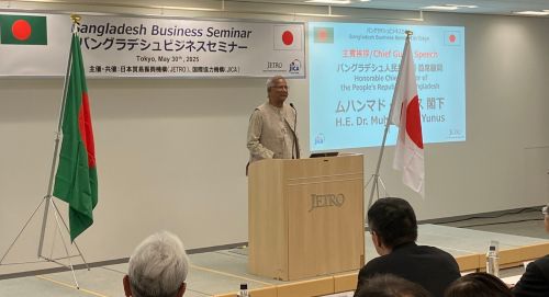 写真　基調演説を行うユヌス首席顧問（ジェトロ撮影）