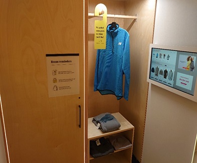 写真　試着室の様子、追加した商品は左の扉から届けられる（ジェトロ撮影）