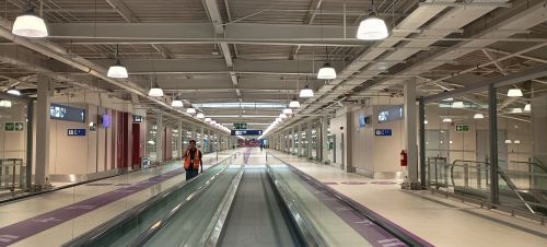 写真　イミグレーション通過後、搭乗ゲートまで続く通路（ジェトロ撮影）