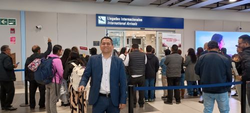 写真　国際便から降り立った搭乗者はこの出口を通るので待ち合わせ場所によい（ジェトロ職員は出国者イメージ、ジェトロ撮影）