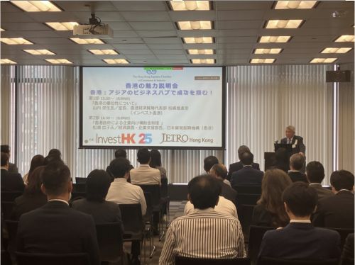 写真　香港日本人商工会議所中小企業委員会川副哲委員長による、セミナー冒頭でのあいさつの様子（ジェトロ撮影）