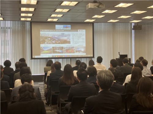 写真　第1部「香港の優位性」における山内室長による説明の様子（ジェトロ撮影）