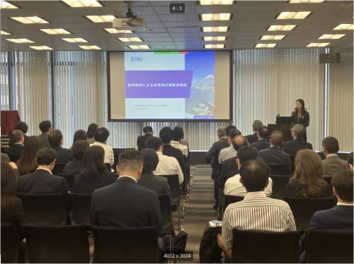 写真　第2部「香港政府による企業向け補助金」における松浦部長による説明の様子（ジェトロ撮影）
