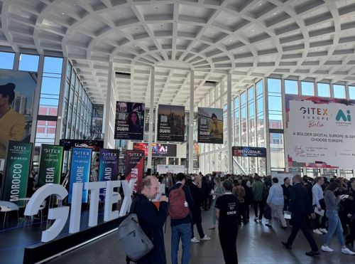 写真　GITEX会期初日朝の入場ゲートの様子（ジェトロ撮影）