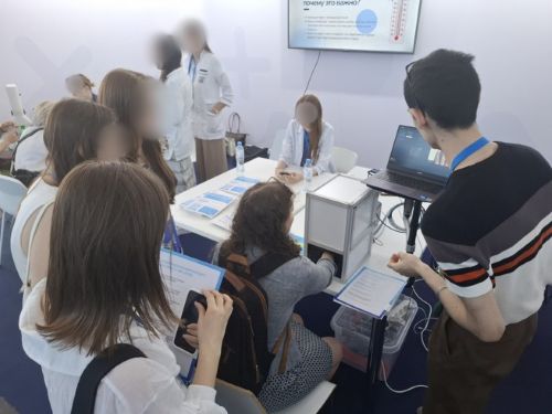 写真　モスクワ大学の研究員の説明を受けながらヘモグロビン量を測定（ジェトロ撮影）