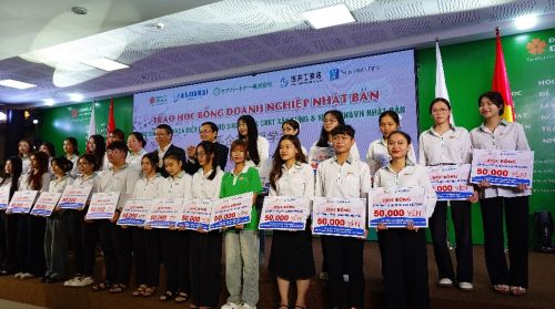 写真　セレモニーでの日本企業からの奨学金授与（ジェトロ撮影）