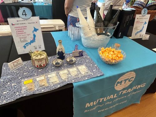 写真　テキサス州フォートワースとガルベストンの姉妹都市がある新潟県の日本酒「八海山」と「久保田」（ジェトロ撮影）