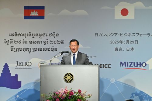 写真　講演するフン・マネット首相（ジェトロ撮影）