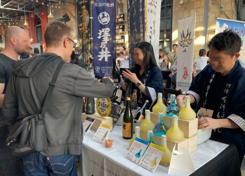 写真　飲食業関係者による試飲会、定番の銘柄から新たな商品を紹介するブースも（ジェトロ撮影）