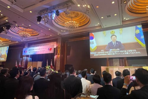 写真　ビデオ祝辞を述べる李大統領（ジェトロ撮影）