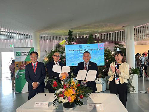 写真　MOC署名式で握手を交わすシンガポール展示会・会議局（SECB）のポー・チーチュアン局長（右から2人目）とジェトロ・シンガポールの黒川所長（左から2番目）（STB提供）