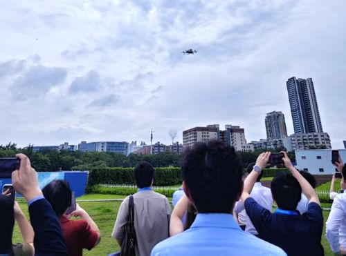 写真　広州視察ツアーでの億航智能設備のドローンのデモンストレーション（ジェトロ撮影）