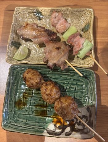 写真　KUURAKUの焼き鳥（ジェトロ撮影）
