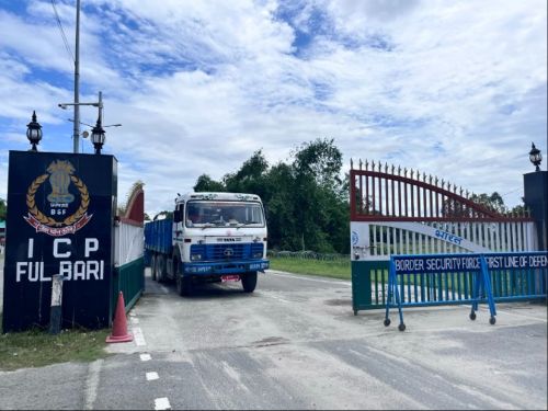 写真　フルバリ陸上港を往来するブータンのトラック（ジェトロ撮影）