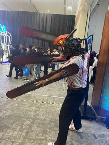 写真　アニメ「チェンソーマン」のコスプレ（ジェトロ撮影）