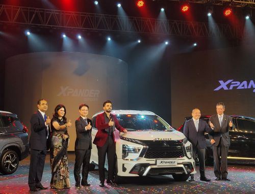 写真　ランコン・グループのチョウドゥリー代表取締役（左端）、三菱自動車の矢野欧州・中東ア本部長（左から3人目）らが参加した生産開始式典（ジェトロ撮影）