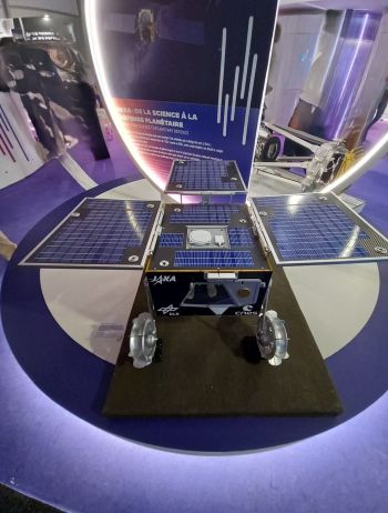 写真　火星衛星探査機に搭載される小型ローバー模型（ジェトロ撮影）