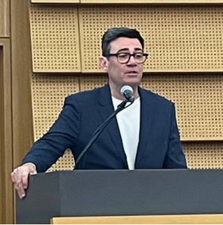 写真　スピーチをするバーナム市長（ジェトロ撮影）