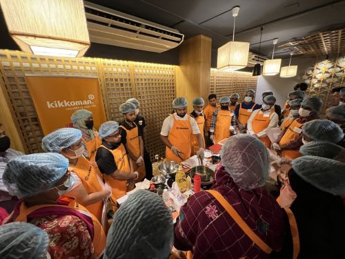 写真　匠のシェフによるレシピの解説（ジェトロ撮影）