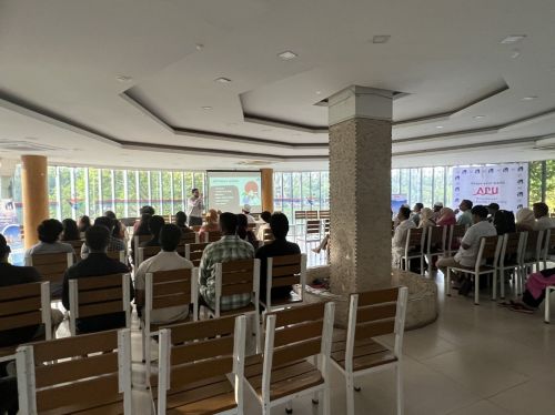 写真　入学説明会の様子（ジェトロ撮影）