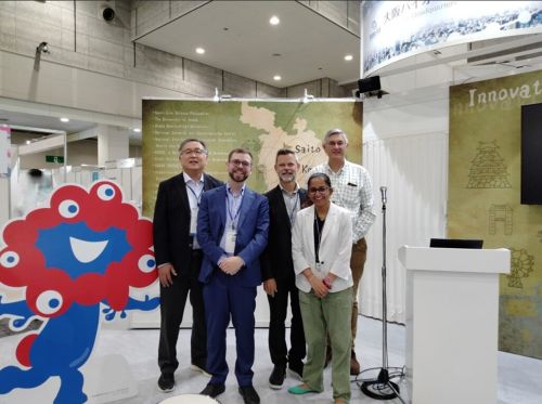 写真　Japan Healthで大阪バイオ・ヘッドクオーターのブースでピッチを行った招聘された5社（ジェトロ撮影）
