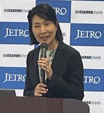 写真　小川幹子室長による講演（ジェトロ撮影）