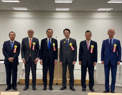 写真　左から石黒ジェトロ理事長、岩井氏、藤井外務副大臣、武藤経済産業相、大橋氏、加留部氏（ジェトロ撮影）
