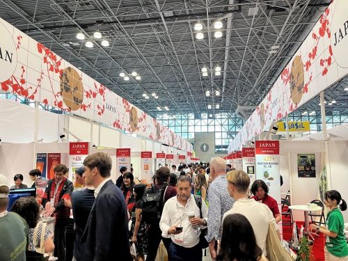 写真　ジャパンパビリオンの来訪者（ジェトロ撮影）