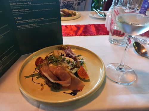 写真　料理と日本酒のぺアリング（ジェトロ撮影）