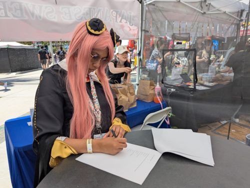 写真　調査に協力する来場者（ジェトロ撮影）