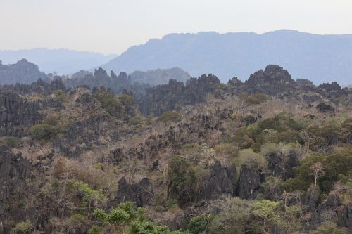 写真　ヒンナムノー国立公園のカルスト地形（ジェトロ撮影）