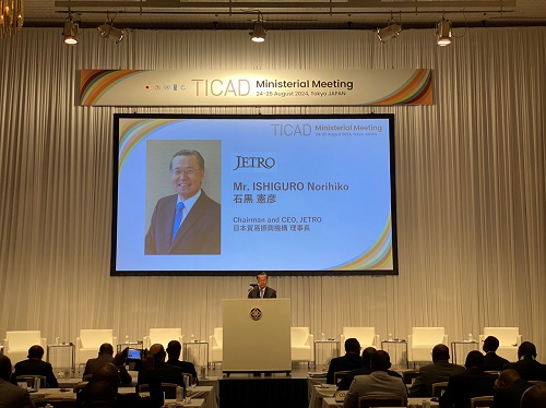 写真　中間のあいさつをするジェトロの石黒憲彦理事長（ジェトロ撮影）