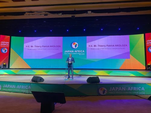 写真　中央アフリカ共和国、アコロザ貿易産業相（ジェトロ撮影）