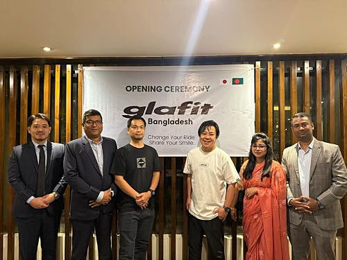 写真　鳴海禎造代表取締役CEO（右から3人目）など子会社設立を祝うセレモニーでの集合写真（glafit提供）