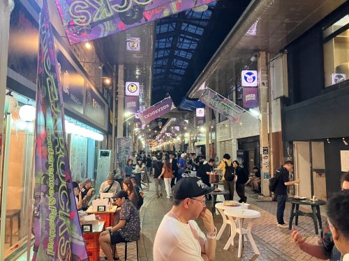 写真　会場となったコザスタートアップ商店街（ジェトロ撮影）