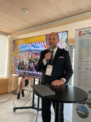 写真　スピーチするビェリツァ知事（ジェトロ撮影）