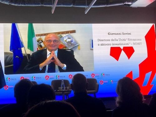 写真　ビデオスピーチする企業・メード・イン・イタリー省のジョバンニ・サビーニ氏（ジェトロ撮影）