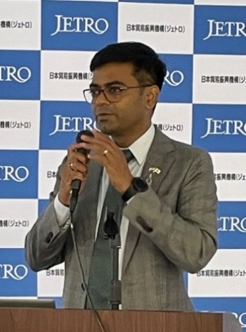 写真　アッパル総領事のスピーチ（ジェトロ撮影）