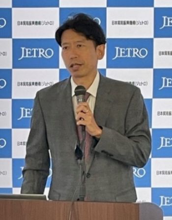 写真　講演する臼井弁護士（ジェトロ撮影）